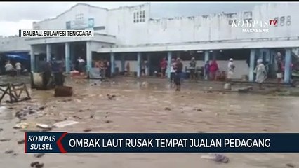 Ombak Laut Rusak Tempat Jualan Pedagang