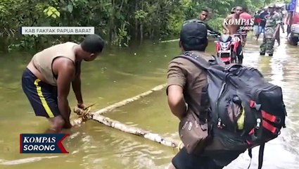 Prajurit Korem 182/JO Sebrangkan Warga Lewati Banjir Di Fak-Fak