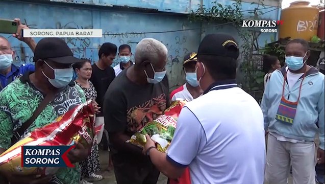 Koarmada III Berikan Sembako Dan Pengobatan Gratis Bagi Pengungsi Di Sorong