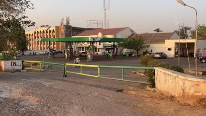 Petrol zengini Nijerya'da halk benzini "karaborsa" satıcılarından alıyor