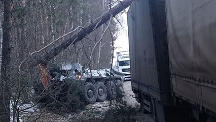 Video herunterladen: Rusya’nın tankı Türk vatandaşının tırına çarptı, şoför korku dolu anları anlattı: