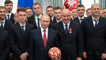 Rus futbolcular Putin'e bir bir sırt çeviriyor! Antalyasporlu yıldızdan alkışlık hareket