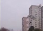 Bologna, il video del lancio col paracadute dal palazzo