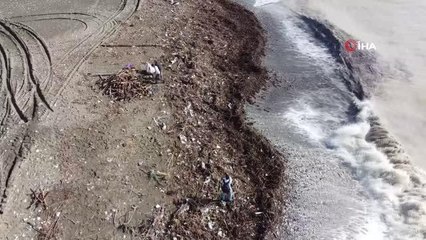 Mersin'de selin denize döktüğü odunlar kışlık yakacak için toplandı