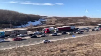 Kentten ayrılmak isteyen Ukraynalılar uzun araç kuyrukları oluşturdu