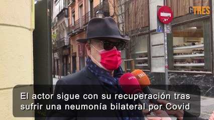 Antonio Resines reaparece caminando con muletas