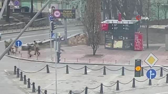 Son Dakika | Kiev sokakları siren sesleri ile inliyorKiev polisinin patlama sesleri sonrası sirenlerle bölgeye intikali görüntülendi