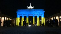 Denkmäler rund um die Welt leuchten in den Farben der ukrainischen Flagge