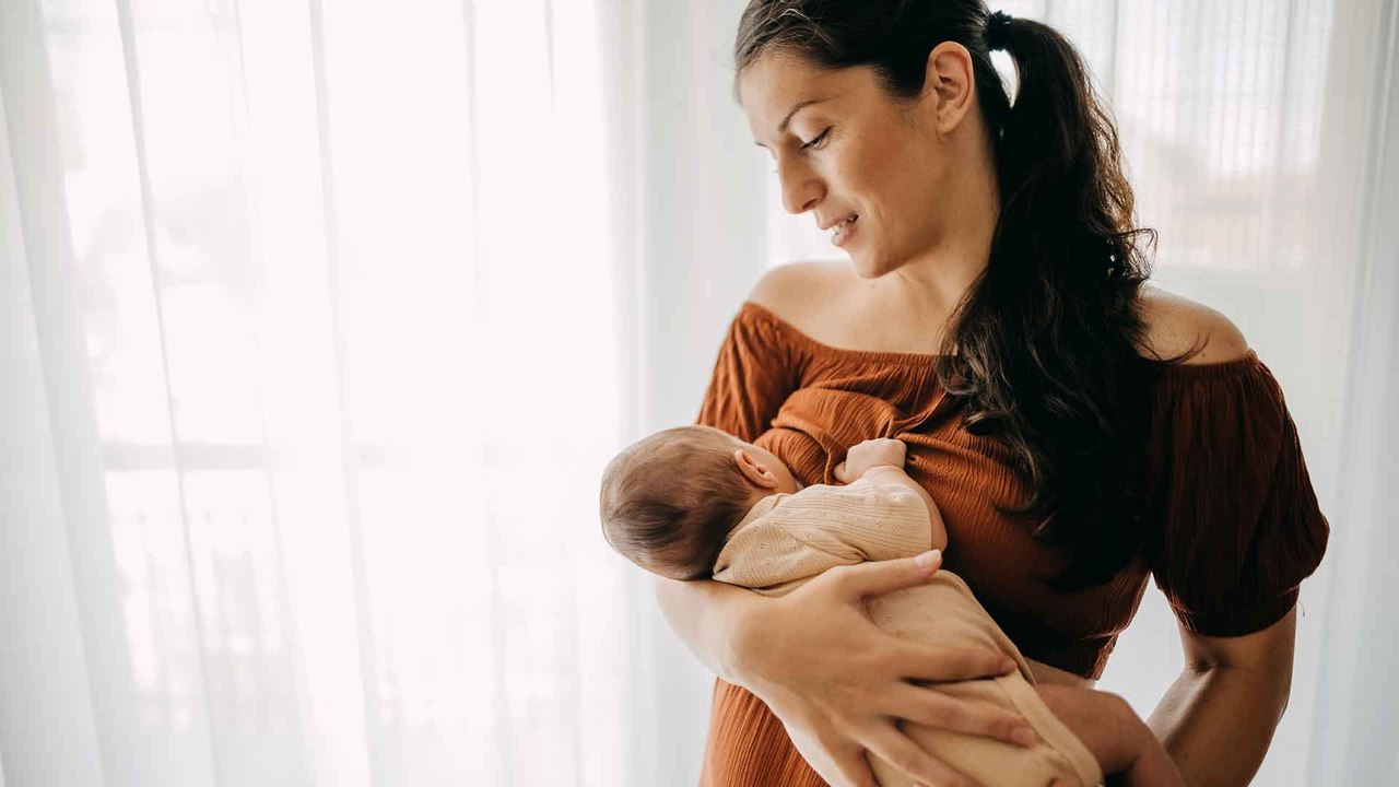 Clusterfeeding: Warum Mama und Baby vom Dauerstillen profitieren