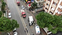 Kadıköy'de kamyonet orta refüjü aşıp yan yattı