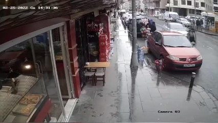 Otomobilin çarptığı kadın yaralandı