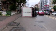 Kadıköy'de kamyonet devrildi
