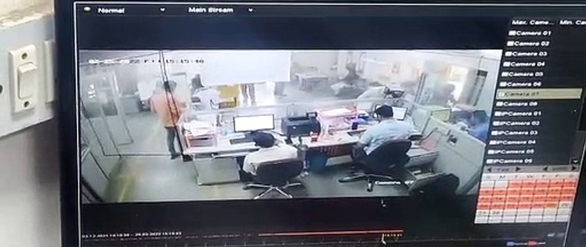 रिवाल्वर की नोक पर बैंक से 1.18 लाख लूटे, दिनदहाड़े हुई वारदात सीसीटीवी कैमरे में कैद