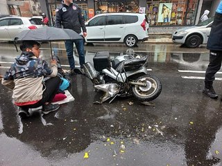 Kazada yaralanan kurye ıslanmasın diye üzerine şemsiye tuttu