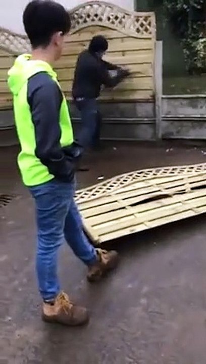 Un propriétaire refuse de payer les travaux effectués, l'entrepreneur vient tout détruire !