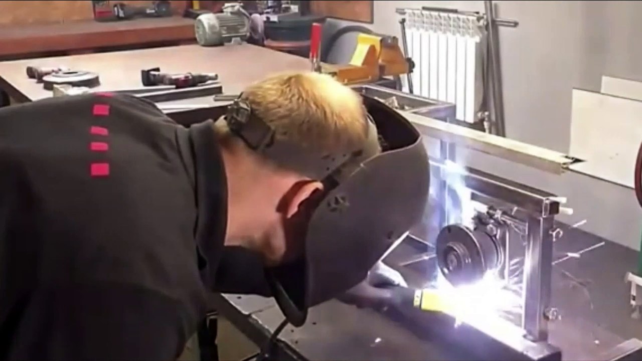 Homemade table saw from pieces of metal!