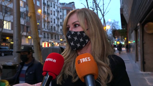 Álvaro Muñoz Escassi y Lara Dibildos, coinciden en la exposición de Anna Barrachina. GTRES