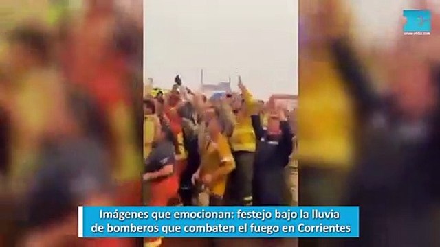 Imágenes que emocionan, festejo bajo la lluvia de bomberos que combaten el fuego en Corrientes