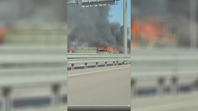 صور متداولة لمواطن أوكراني يحاول اعتراض قافلة عسكرية روسية لدى دخولها بلاده
