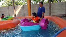 Anya lomba balap perahu mini di Waterpark Go Fun Bojonegoro