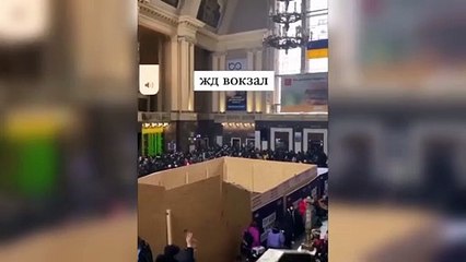 Una multitud espera el tren para dejar Kiev tras los avances rusos