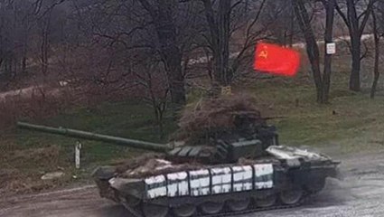 Putin ne yapmaya çalışıyor? Rus tankları Sovyetler Birliği bayrakları ile Ukrayna'da