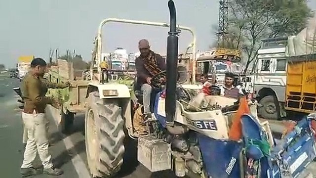 नहीं थम रही बेलगाम बजरी माफिया की रफ्तार, अब खड़े ट्रक में ही दे मारी टक्कर..देखें वीडियो