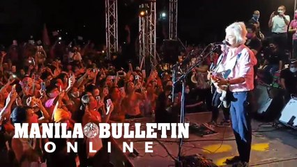 Eraserheads former frontman Ely Buendia performs "Ang Huling El Bimbo" at the grand rally of Leni Robredo in Iloilo City