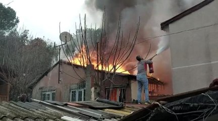 Ümraniye'de gecekondu alev alev yandı