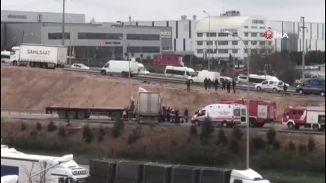 Tır ve kamyon kafa kafaya çarpıştı: 2 yaralı