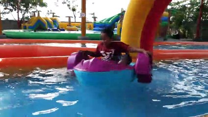 Tidur santai diatas air mengikuti arus air mengalir