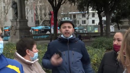Crítica unánime de los ucranianos en España a las sanciones: "¡Lo que tienen que hacer es ayudar con aviones, con armas!"