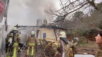 Ümraniye'de yanan gecekondu kullanılamaz hale geldi