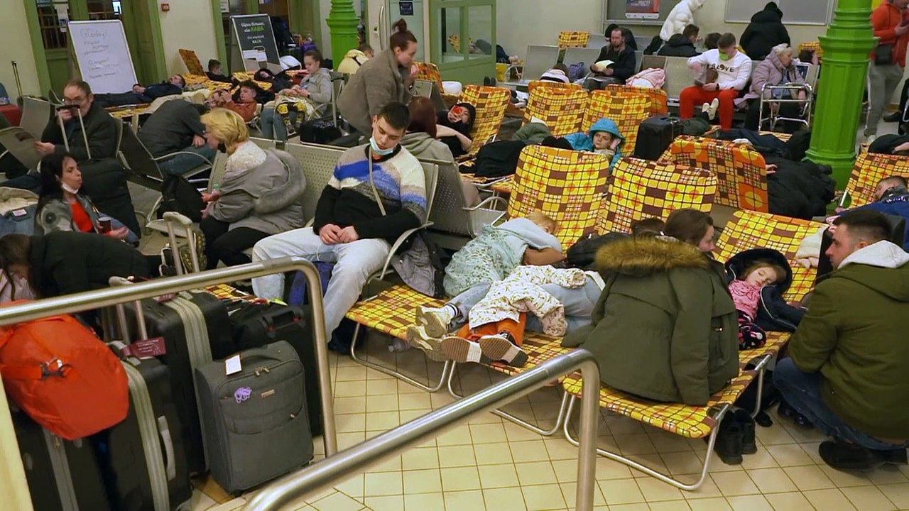 In fuga dalla guerra. Decine di migliaia i rifugiati ucraini in Polonia e Romania