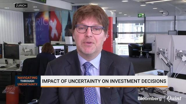 How The Political & Economic Environment Affects An Investor's Decisions