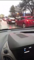 Benzin ve motorine zam geldi, vatandaşlar akaryakıt kuyruğuna girdi