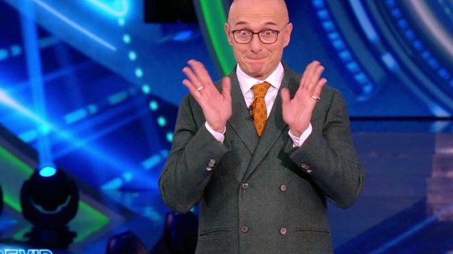 “Vergogna, è un pagliaccio”. Alfonso Signorini, una tempesta dopo il GF Vip