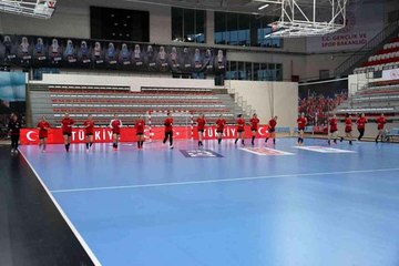 A Milli Kadın Hentbol Takımı'nın kampı devam ediyor