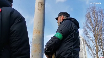 شاهد: مدنيون أوكرانيون يستجيبون لنداء وزراة الدفاع ويحملون السلاح للدفاع عن كييف