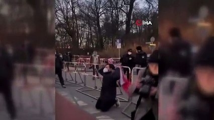 Rus protestocu Ukraynalıların önünde diz çöküp özür diledi
