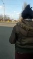 Un ukrainien à pied essaie de stopper les chars russes