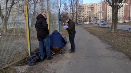 شاهد: أولى وحدات القوات الروسية تترك خلفها جثثا ودماء في شوارع كييف