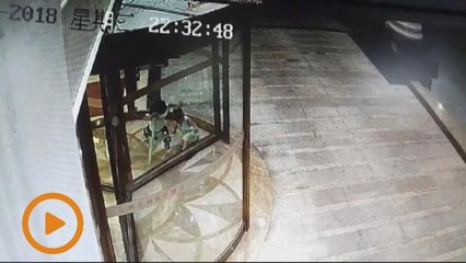 Kanak-kanak enam tahun tersepit pintu putar