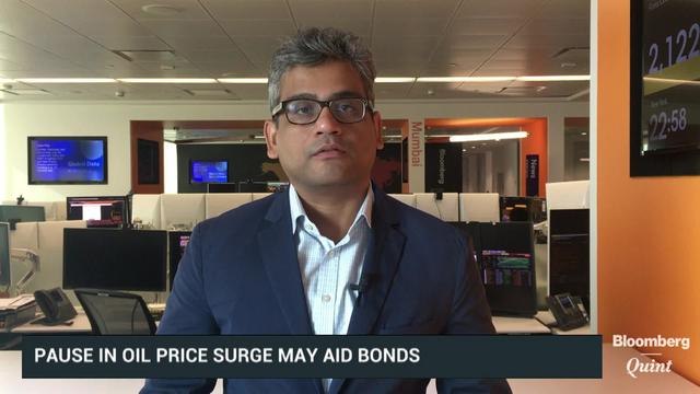 Rupee Seen Weak; Fall In Oil Prices To Aid Bonds