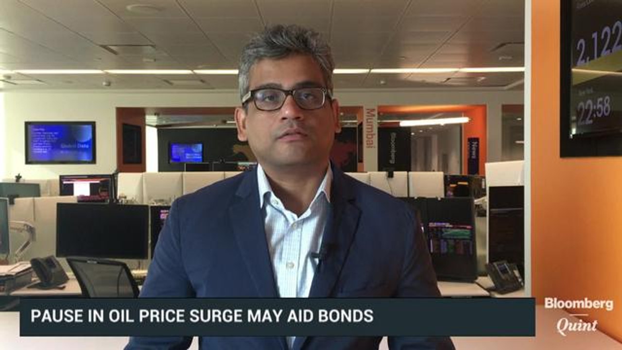 Rupee Seen Weak; Fall In Oil Prices To Aid Bonds