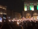 Bologna, Gianni Morandi canta alla fiaccolata per l'Ucraina