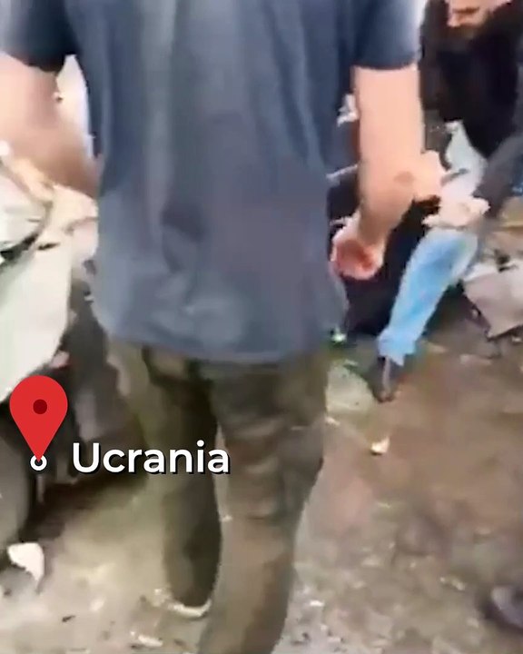 Tanque ruso pasa por encima de un vehículo y el conductor ucraniano logra sobrevivir