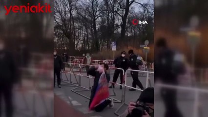 Önlerinde diz çöküp Putin'in yaptıkları için özür diledi!