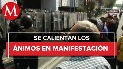 Manifestantes se enfrentan a policías de la Ciudad de México