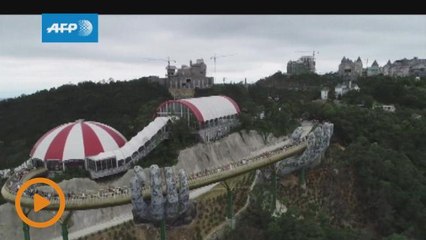 Jambatan gantung dengan replika tangan gergasi